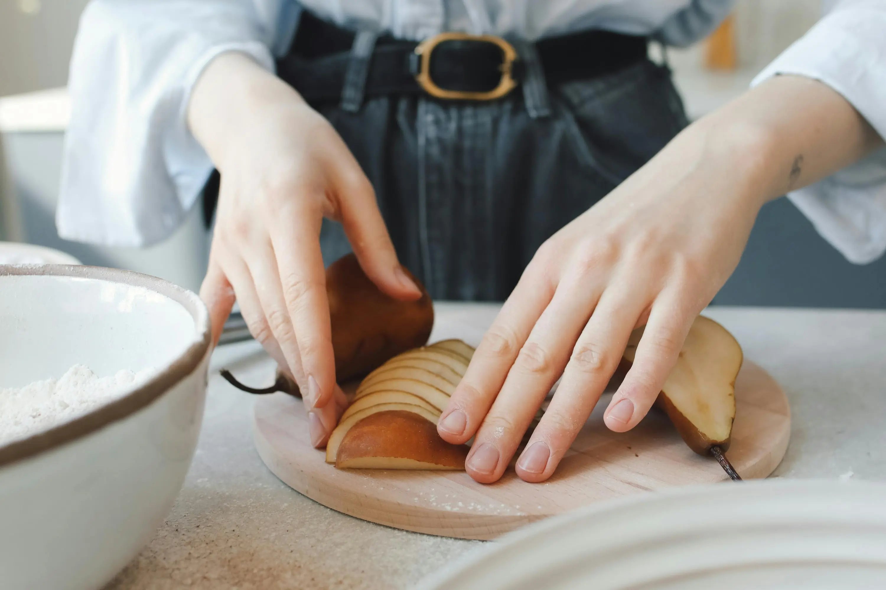 how to cut a pear