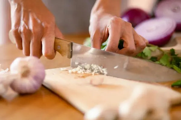 how to hold a knife
